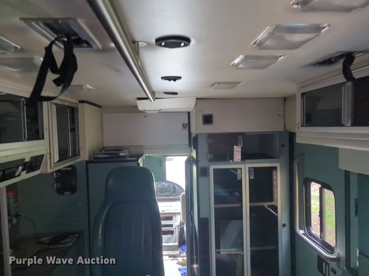 image for item NZ9620 2000 Ford Econoline E450 Super Duty ambulance