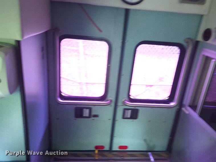 image for item NZ9620 2000 Ford Econoline E450 Super Duty ambulance