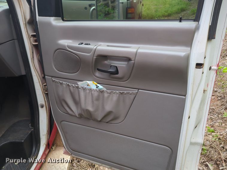 image for item NZ9620 2000 Ford Econoline E450 Super Duty ambulance