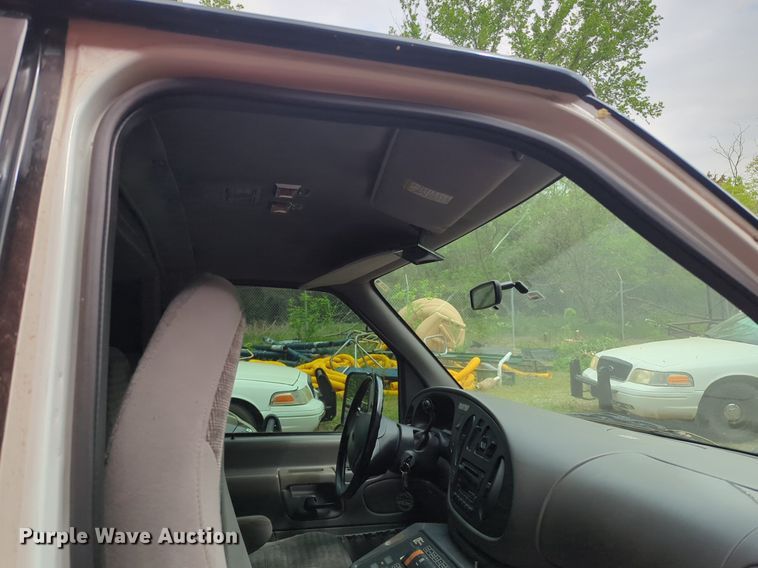 image for item NZ9620 2000 Ford Econoline E450 Super Duty ambulance