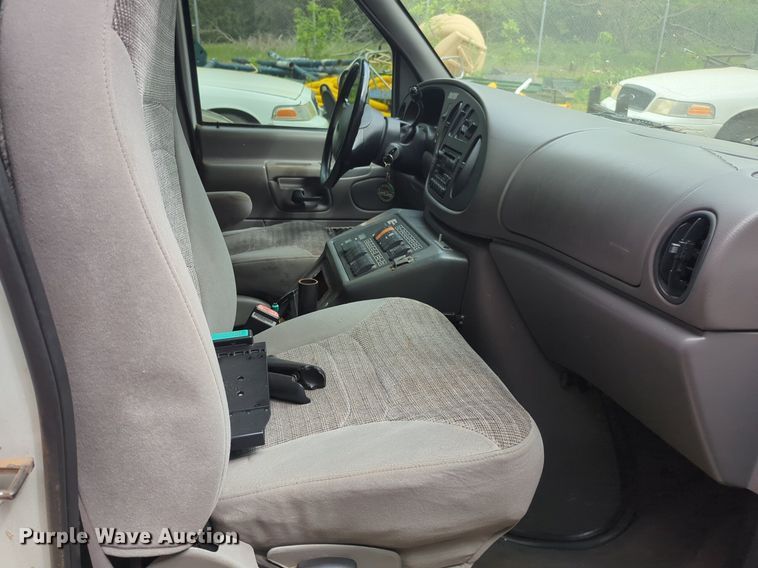 image for item NZ9620 2000 Ford Econoline E450 Super Duty ambulance