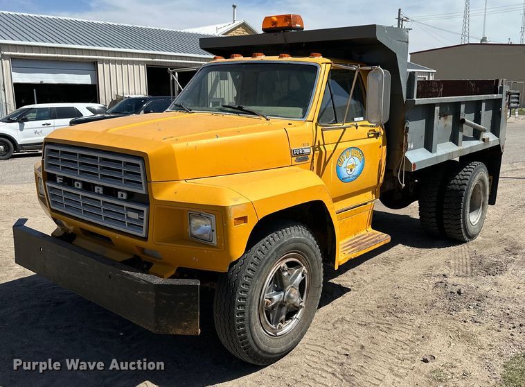 image for item OE9099 1983 Ford F700 dump truck