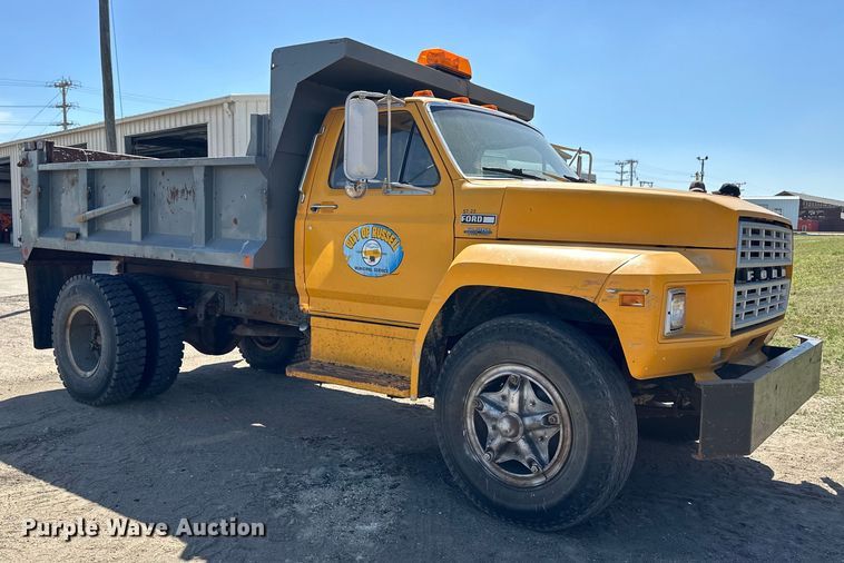 image for item OE9099 1983 Ford F700 dump truck