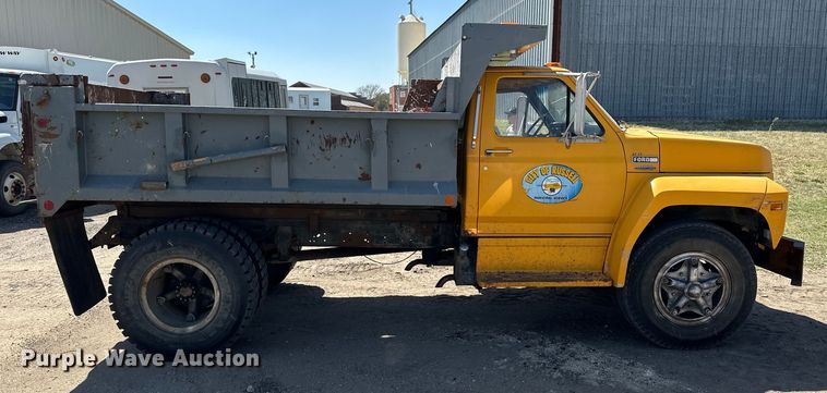 image for item OE9099 1983 Ford F700 dump truck
