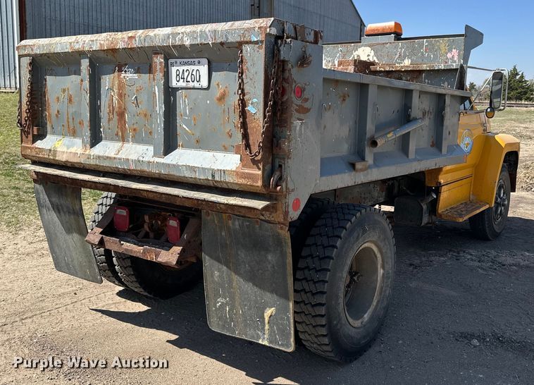 image for item OE9099 1983 Ford F700 dump truck