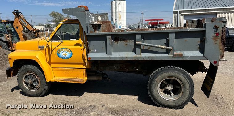 image for item OE9099 1983 Ford F700 dump truck