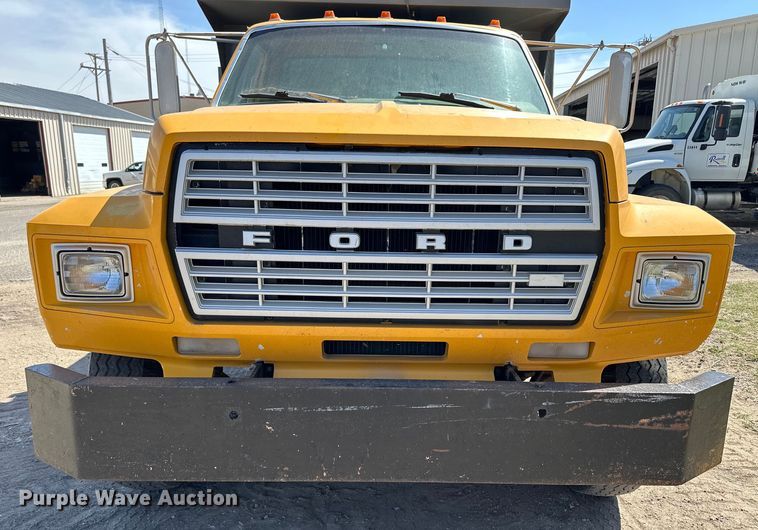 image for item OE9099 1983 Ford F700 dump truck