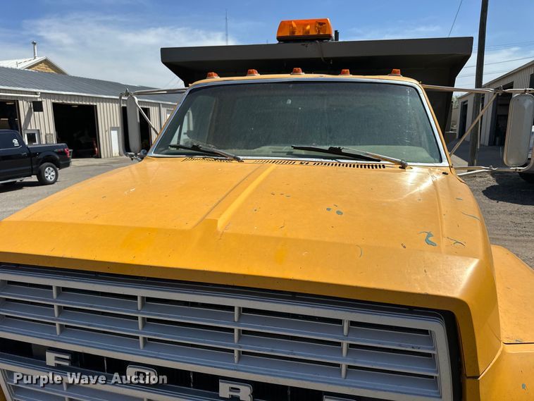 image for item OE9099 1983 Ford F700 dump truck