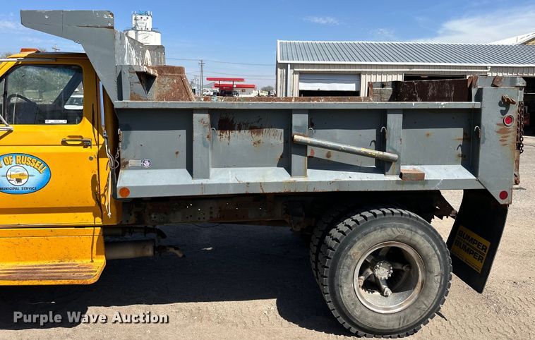 image for item OE9099 1983 Ford F700 dump truck