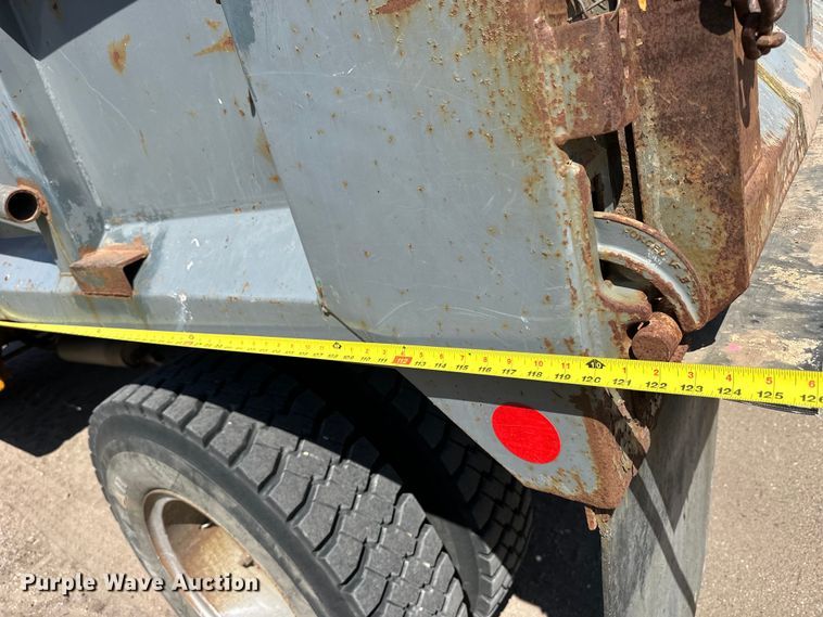 image for item OE9099 1983 Ford F700 dump truck