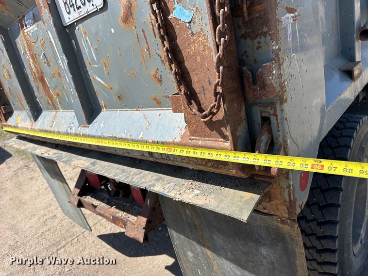 image for item OE9099 1983 Ford F700 dump truck