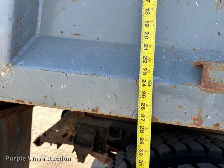 image for item OE9099 1983 Ford F700 dump truck