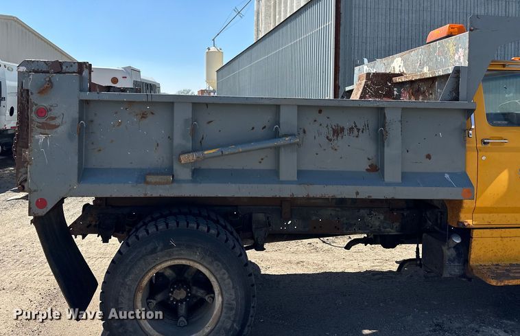 image for item OE9099 1983 Ford F700 dump truck