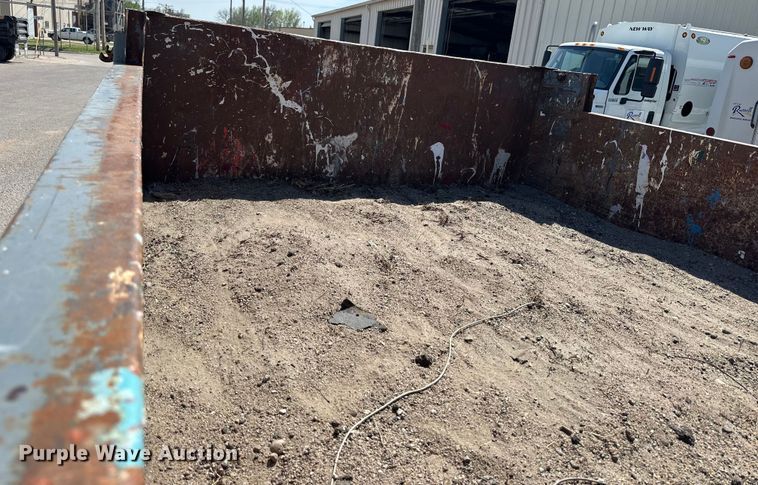 image for item OE9099 1983 Ford F700 dump truck