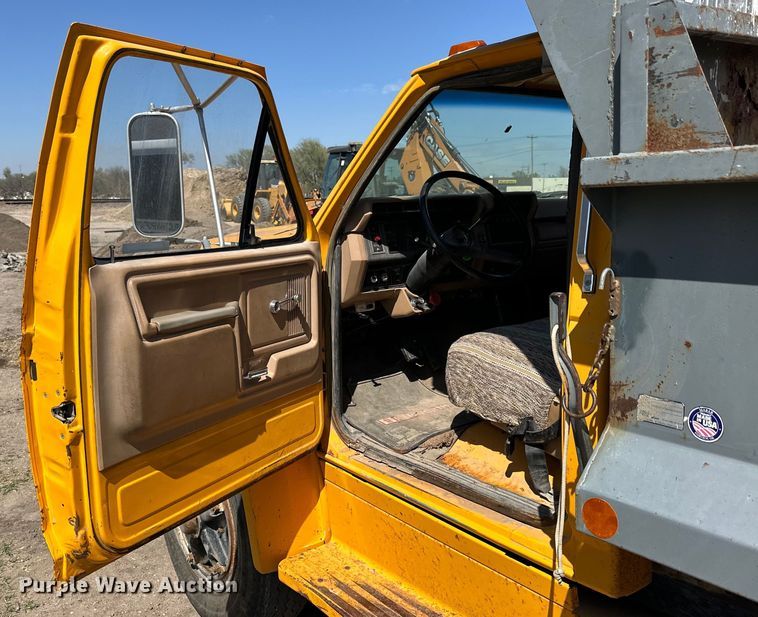 image for item OE9099 1983 Ford F700 dump truck