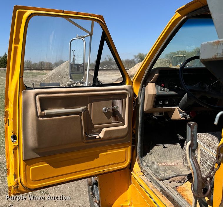 image for item OE9099 1983 Ford F700 dump truck
