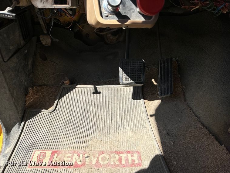 image for item OE9099 1983 Ford F700 dump truck