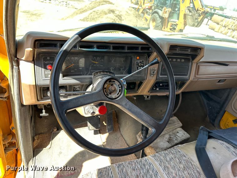 image for item OE9099 1983 Ford F700 dump truck