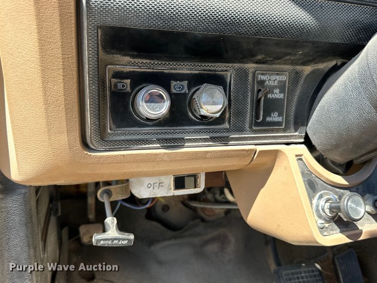 image for item OE9099 1983 Ford F700 dump truck