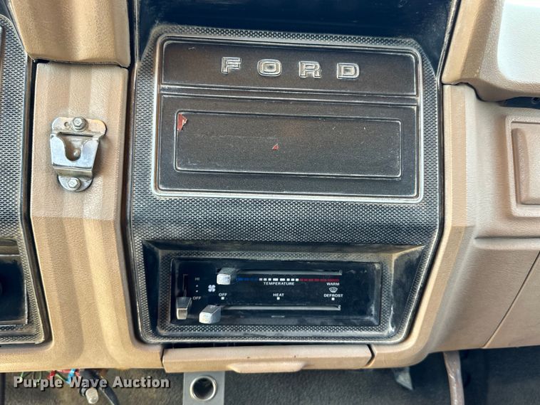 image for item OE9099 1983 Ford F700 dump truck