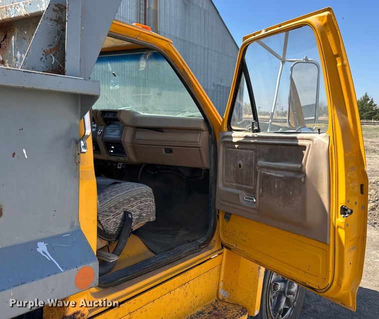 image for item OE9099 1983 Ford F700 dump truck