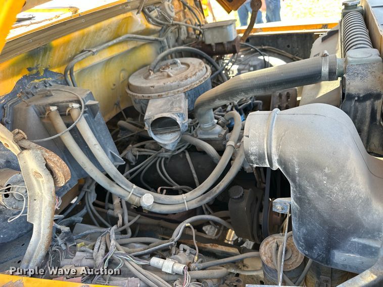 image for item OE9099 1983 Ford F700 dump truck