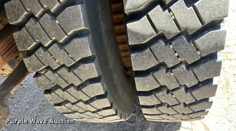 image for item OE9099 1983 Ford F700 dump truck