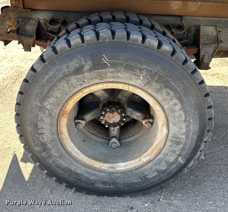 image for item OE9099 1983 Ford F700 dump truck