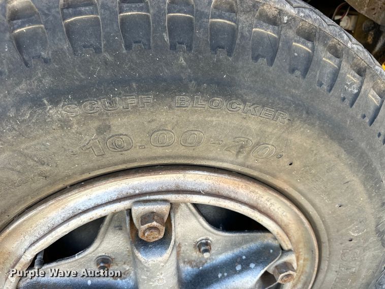 image for item OE9099 1983 Ford F700 dump truck