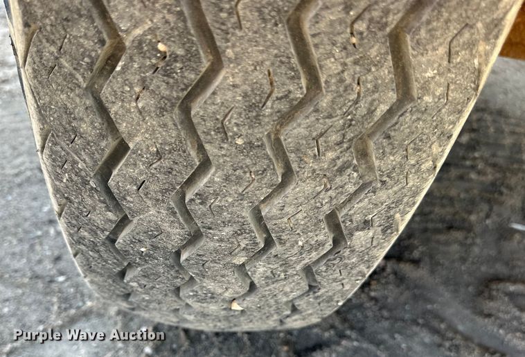 image for item OE9099 1983 Ford F700 dump truck