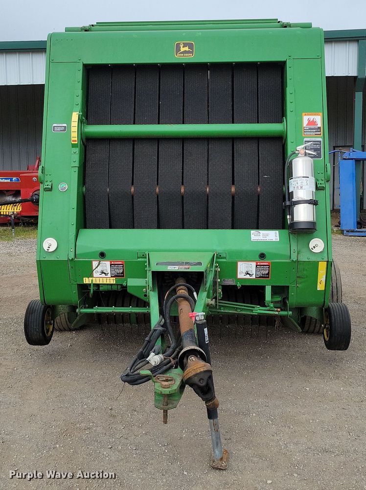 image for item DP1331 1999 John Deere 566 round baler