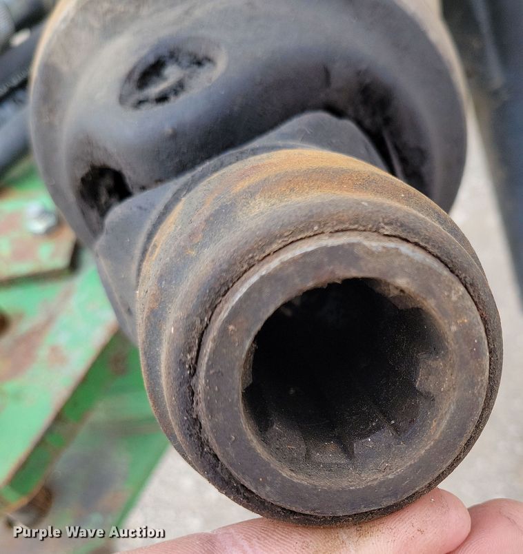 image for item DP1331 1999 John Deere 566 round baler