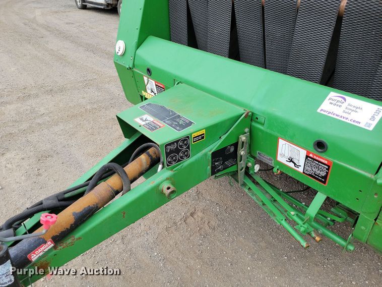 image for item DP1331 1999 John Deere 566 round baler