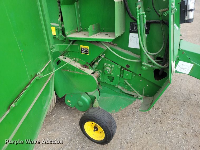 image for item DP1331 1999 John Deere 566 round baler
