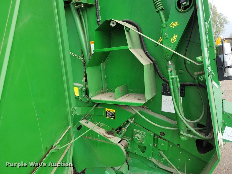 image for item DP1331 1999 John Deere 566 round baler
