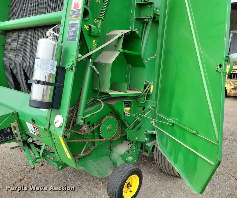 image for item DP1331 1999 John Deere 566 round baler