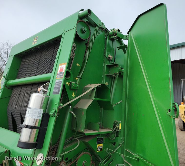 image for item DP1331 1999 John Deere 566 round baler