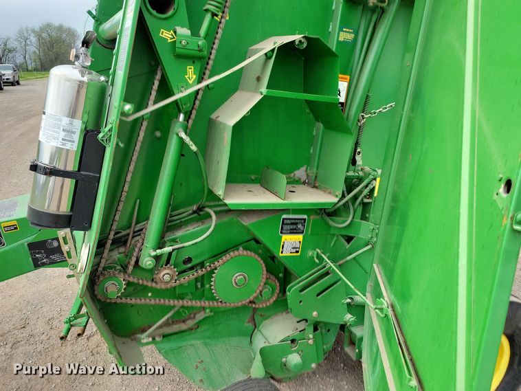 image for item DP1331 1999 John Deere 566 round baler