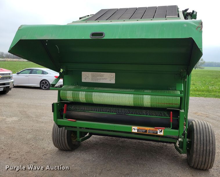 image for item DP1331 1999 John Deere 566 round baler