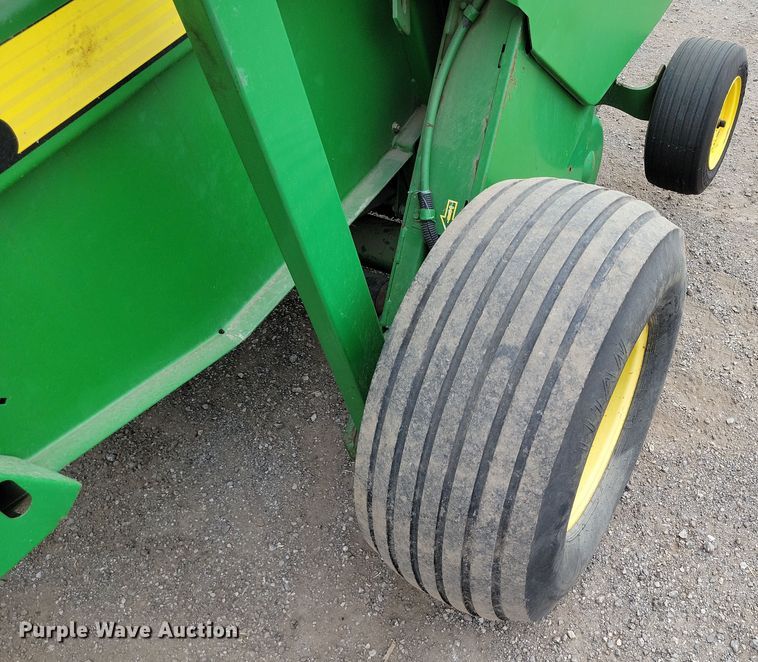 image for item DP1331 1999 John Deere 566 round baler