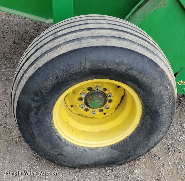 image for item DP1331 1999 John Deere 566 round baler