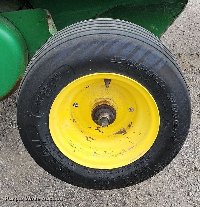 image for item DP1331 1999 John Deere 566 round baler