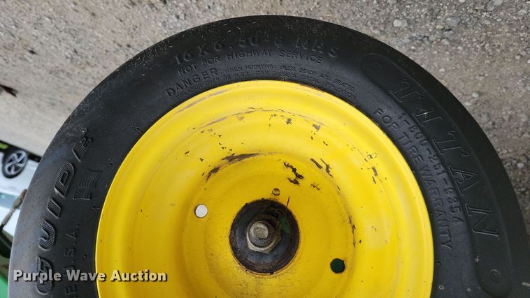 image for item DP1331 1999 John Deere 566 round baler