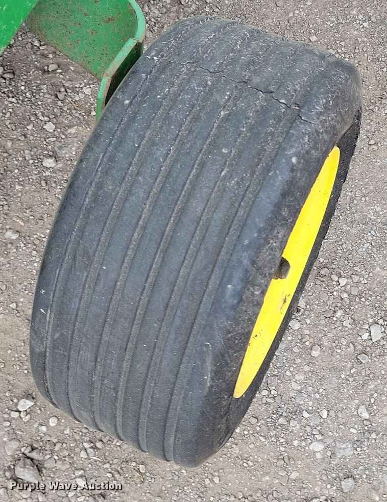 image for item DP1331 1999 John Deere 566 round baler