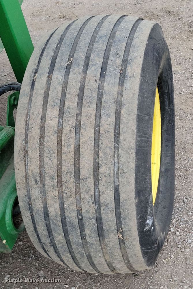 image for item DP1331 1999 John Deere 566 round baler