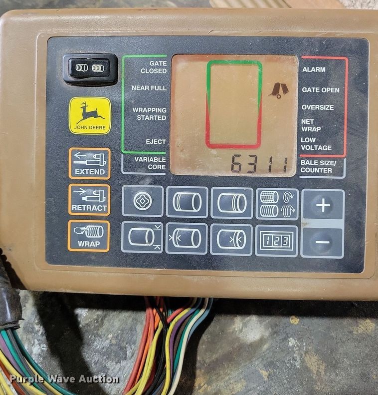 image for item DP1331 1999 John Deere 566 round baler