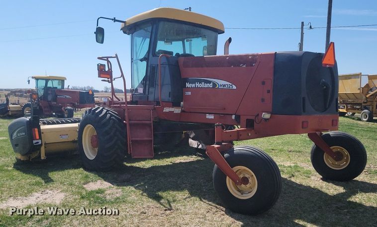 image for item DP3526 2005 New Holland  HW325 swather / windrower