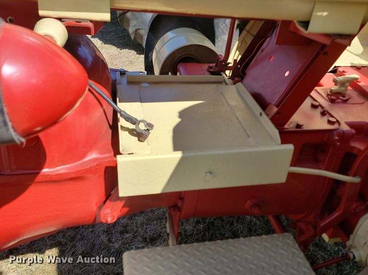 image for item DP5670 Cockshutt 560 tractor