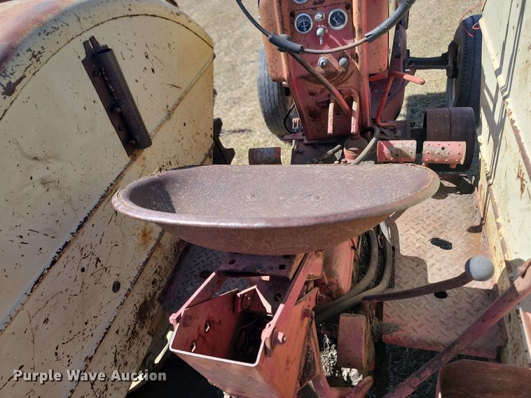 image for item DP5672 Cockshutt 550 tractor