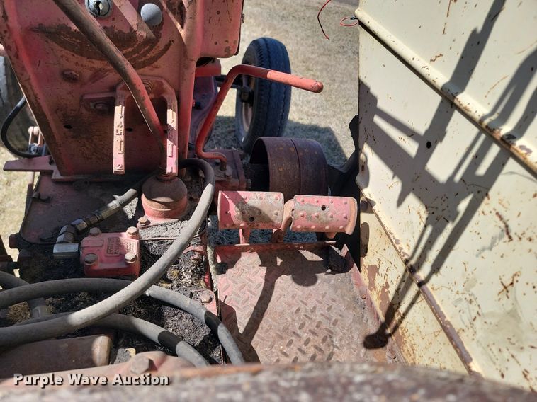 image for item DP5672 Cockshutt 550 tractor